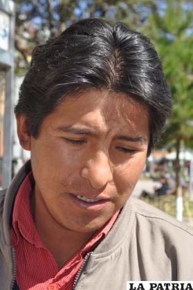 FRANKLIN QUISPE: “No estoy de acuerdo con ese incremento, primero debe consultar con la población, yo gano apenas 900 bolivianos trabajando todos los días desde las 08:00 hasta las 18:00 horas, y el trabajo de los concejales no justifica ni siquiera el sueldo que perciben, tienen que mostrar su trabajo”.