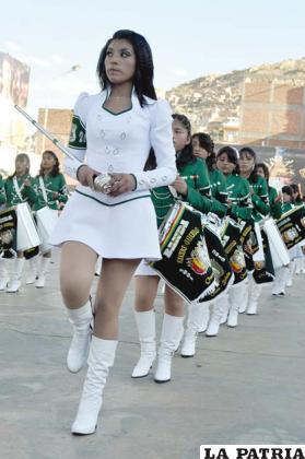 Banda del Liceo Oruro fue guiada por simpáticas señoritas