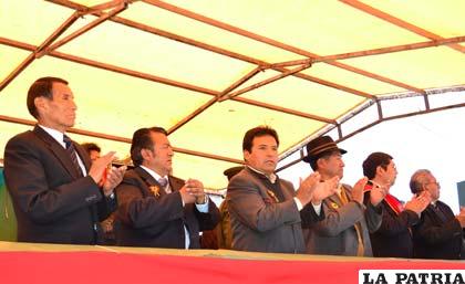 Ausencia del gobernador Santos Tito y de la alcaldesa Rossío Pimentel en el palco oficial