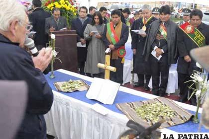 El presidente Evo Morales, el Vicepresidente Álvaro García y autoridades en un acto religioso en conmemoración de la creación de la ciudad de El Alto