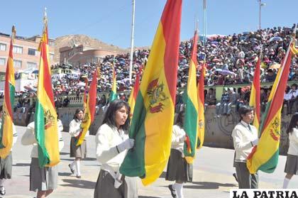 Estudiantes llevan con orgullo la Bandera Nacional