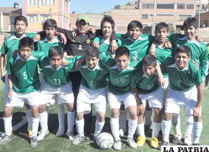El equipo de fútbol del colegio Jorge Oblitas