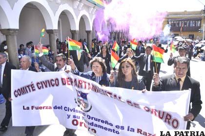 Comité Cívico de Oruro con buena presencia en el desfile de homenaje a Bolivia