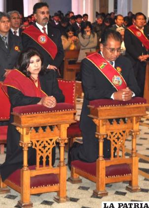 Gobernador, Santos Tito (d) y alcaldesa, Rossío Pimentel (I) en el Te Deúm