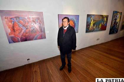 El artista plástico Erasmo Zarzuela en una de sus exposiciones