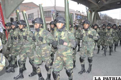Soldados de Mejillones llegaron a Oruro para homenajear a Bolivia