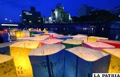 Linternas de papel flotan en el río Motoyasu por las víctimas de la bomba atómica que EE.UU. arrojó sobre Hiroshima en 1945