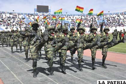 Soldados lucen orgullosos la Tricolor Nacional en sus armas