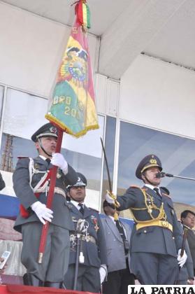 El general Ayllón durante el juramento al lado de la Tricolor Nacional