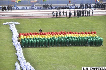 Premilitares del Regimiento Camacho representan la iza de la bandera