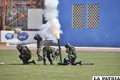 Efectivos del Regimiento Illimani hicieron temblar el estadio Bermúdez