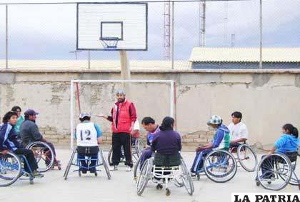 Deportistas orureños que practican el básquetbol en silla de ruedas