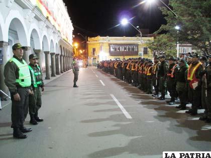 Personal policial formó en la plaza al mando del general Aracena