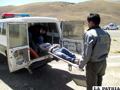 Tras la revisión forense el cadáver es colocado en la ambulancia de la Felcc