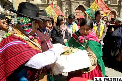 Sacerdotes aymaras llevan una ofrenda a las puertas del templo de San Francisco en el centro de La Paz (Bolivia)