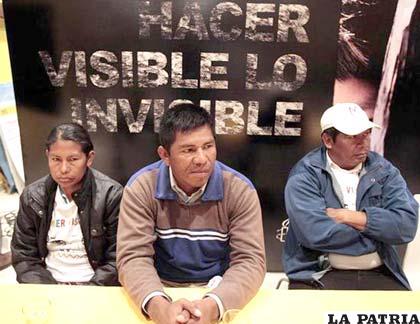 Nativos de la comunidad Sawhoyamaxa Leonardo González (centro), Mariana Ayala (izq.) y Carlos Mareco (der.) participan una conferencia de prensa ofrecida por AI