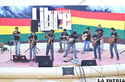 El grupo Llajuas en su presentación en “El teatro está libre”