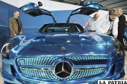 Varios accionistas de Daimler AG observan un Mercedes Benz durante la junta general de accionistas de la compañía celebrada en Berlín (Alemania)