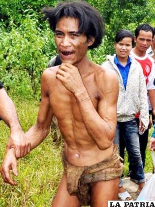 Ho Van Lang, de 42 años, esquelético y vestido con un paño hecho de corteza de árbol