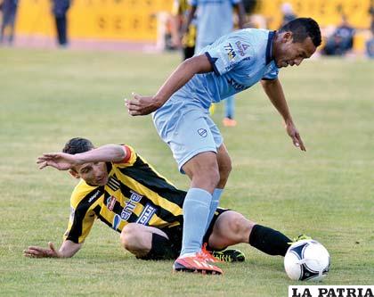 Pablo Escobar y Edemir Rodríguez disputan la pelota