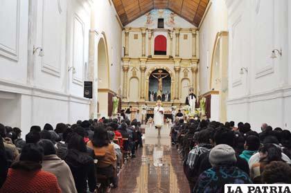 Comunidad católica en misa realizada en el templo de Santo Domingo