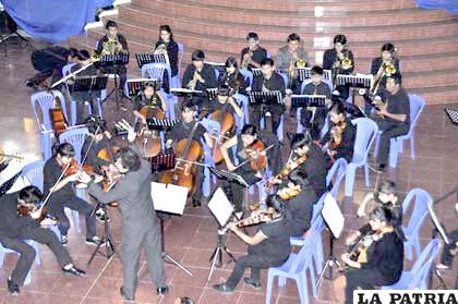 Orquesta Sinfónica Departamental de Tarija en el Hall de la Gobernación