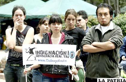 Jóvenes “indignados” cuestionan a la clase política colombiana