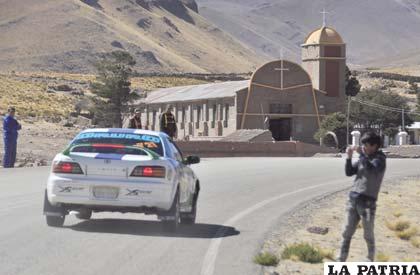 Carreteras expeditas y en buen estado para el paso de los coches por Oruro