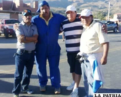 José Luis Pérez junto alguno de sus amigos en Cochabamba