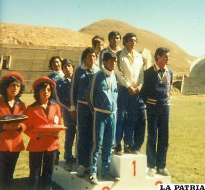 Oruro con la medalla de plata en postas 4 por 100 y 4 por 400