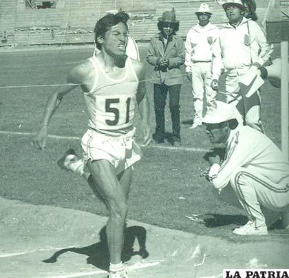 Ramón Bellot cruza la meta resultando ganador en 1.500 metros planos