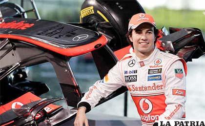El piloto Sergio “Checo” Pérez junto a su bólido