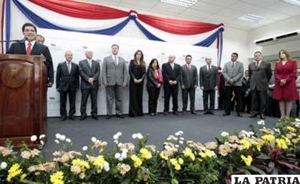 Presidente electo de Paraguay, Horacio Cartes (i), junto a los once ministros de su futuro Gobierno