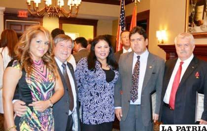 Legisladores de la oposición junto a residentes bolivianos en “The Waterford de Springfield”