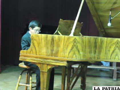 Juan Salvador Castañares ejecutando el piano en el recital