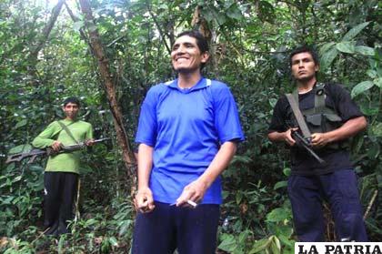 Marco Antonio Quispe Palomino, alias “Gabriel” (c), sonriendo acompañado de dos miembros de Sendero Luminoso durante un encuentro con periodistas
