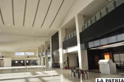 Terminal de pasajeros en el aeropuerto “Juan Mendoza”