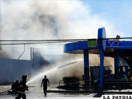 El Cuerpo de Bomberos realiza labores para apagar el incendio en una gasolinera en Viña del Mar (Chile)