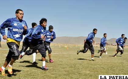 Jugadores del equipo de San José en el entrenamiento de ayer