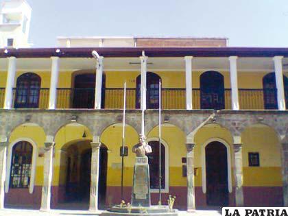 Patio del Colegio Nacional “San Simón de Ayacucho”
