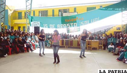 Señoritas del Liceo Oruro haciendo fonomímica en el concurso de talento