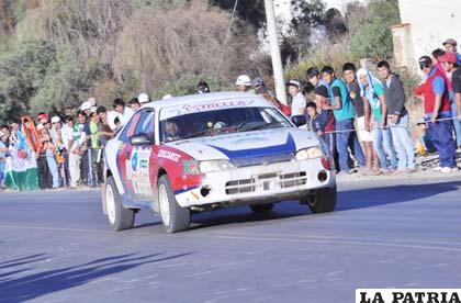 El coche de Oscar Cáceres en plena competencia
