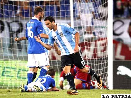 Higuaín anotó para la victoria de Argentina por 2-1 ante Italia