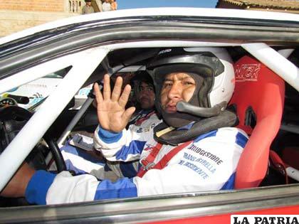 El piloto Oscar Cáceres continúa en competencia