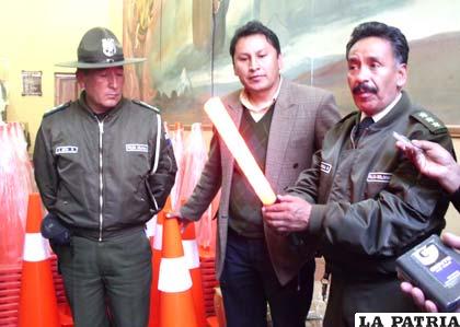 Responsable de seguridad ciudadana, Roberth Sardinas (centro) entrega insumos a policías