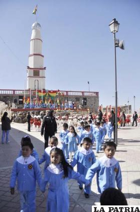Niños rinden homenaje a la Tricolor Nacional