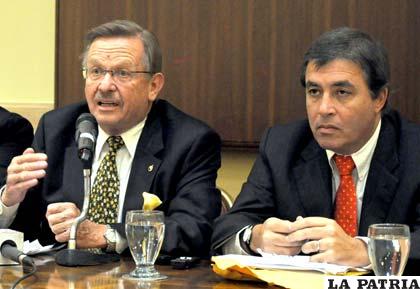 Presidente de la SIP, Jaime Mantilla (i) y el presidente de la Comisión de Prensa e Información de la SIP, el uruguayo Claudio Paolillo
