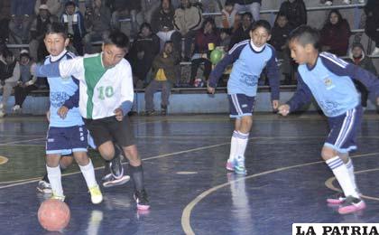 Una acción del partido que jugó anoche la selección de Oruro