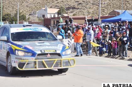 Gustavo de Rada cruza la meta en su arribo a Oruro