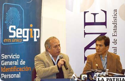 Director del INE, Ricardo Laruta (D) entregó resultados del censo 2012 al Director General Ejecutivo del Servicio General de Identificación Personal (SEGIP)